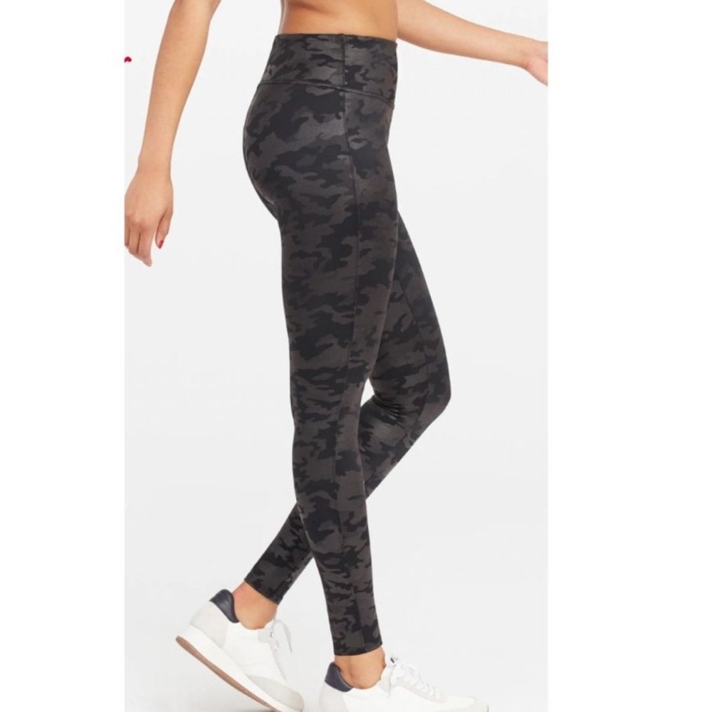 SPANX FAUX LEATHER BLACK MATTE CAMO PRINT LEGGING SMALL - Picture 6 of 14